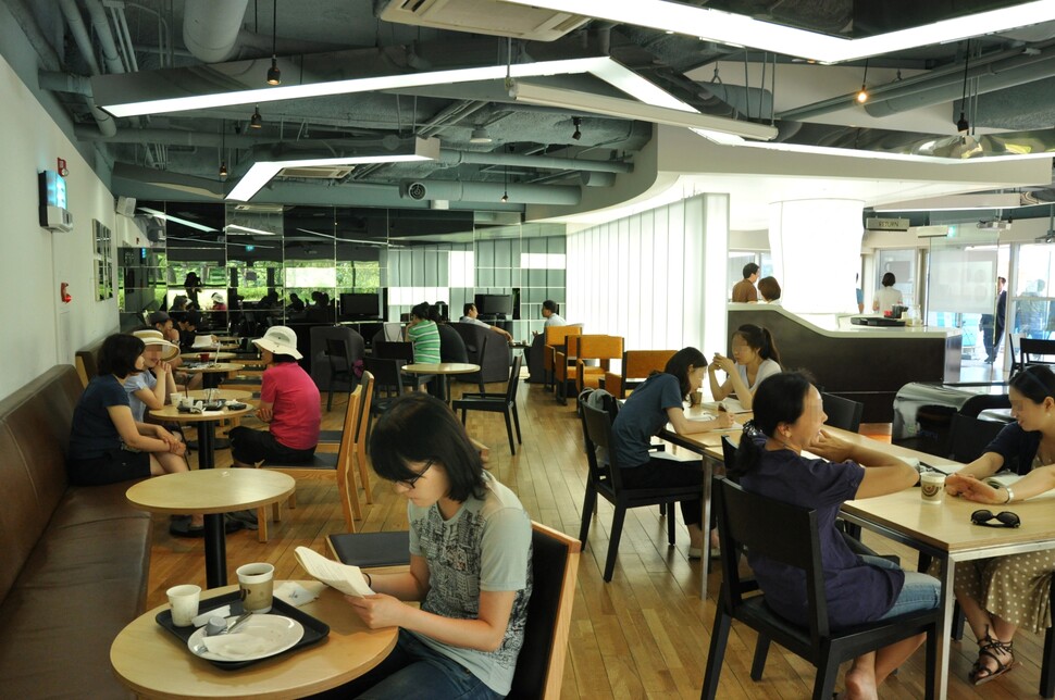 한국 사회는 코로나19 이전 세계로 돌아갈 수 있을까. 2019년 국립도서관 안에 있는 카페의 평온한 모습. 한겨레 자료