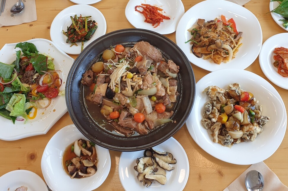 옥천 가볼까, 시인의 '지용 밥상' 한 술 뜨러 : 충청 : 전국 : 뉴스 : 한겨레 - Vimarsana News