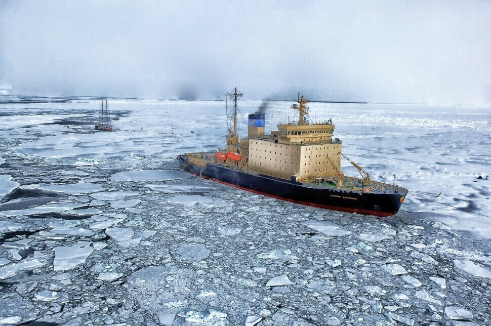 An icebreaker cuts through the icy Arctic Ocean (provided by Pixabay)