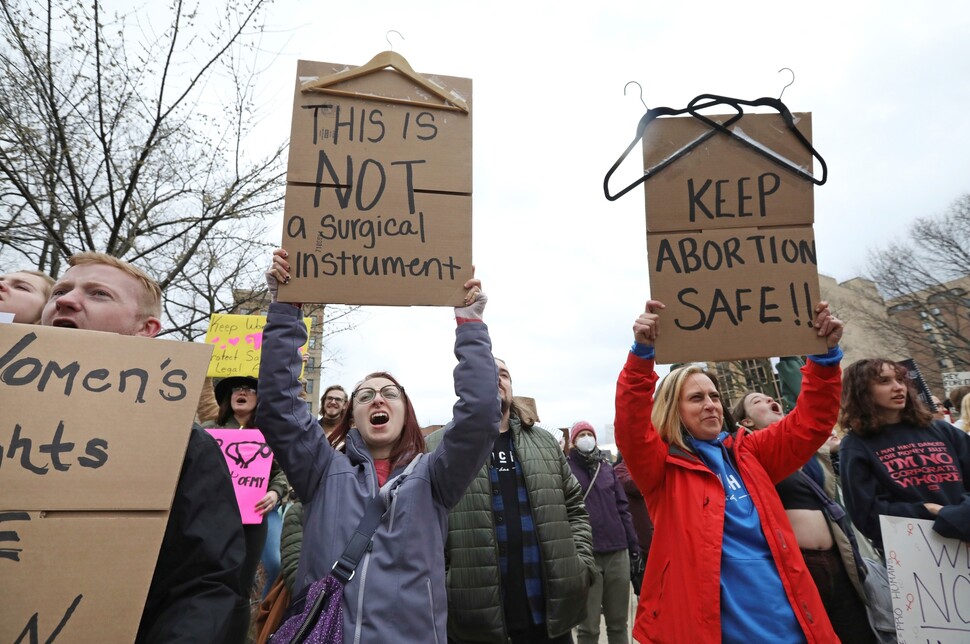 미국 연방대법원의 임신중지권 폐지 판결 방침이 알려진 2022년 5월3일 위스콘신주 매디슨시 시민들이 이에 항의하는 집회를 하고 있다. AP 연합뉴스