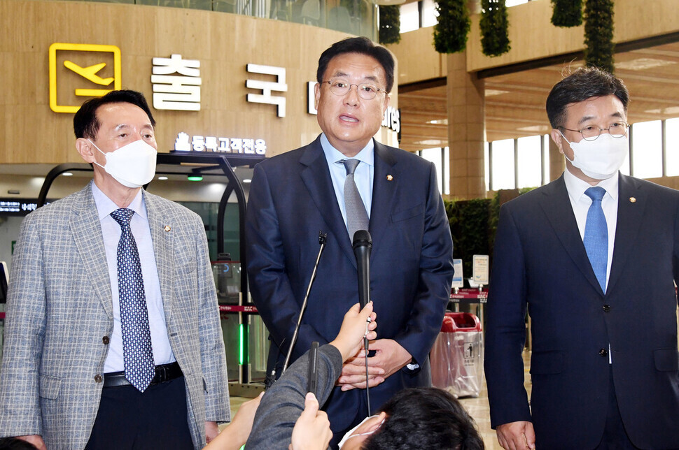 People Power Party lawmaker Chung Jin-suk, who serves as chair of the Korea-Japan Parliamentarians’ Union, speaks to reporters at Gimpo International Airport before departing for Japan on Sept. 26. (pool photo)