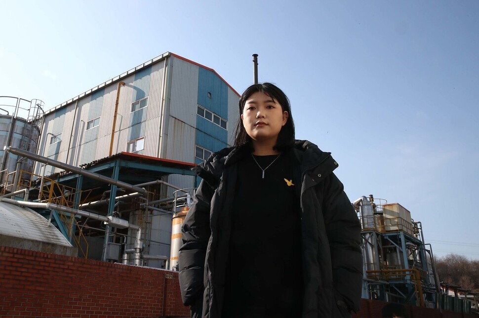 hoi Ye-rin poses for a photo outside the factory where she welded printed circuit boards for smartphones at the Banwol National Industrial Complex in Asan, Gyeonggi Province, on Dec. 28. (Kim Hye-yun/The Hankyoreh)
