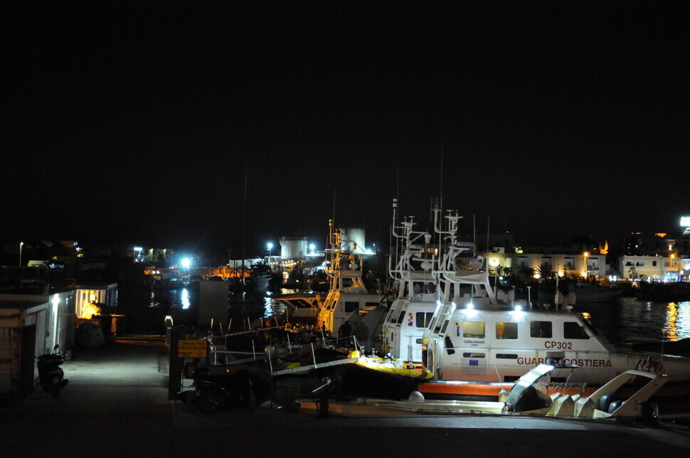 Coast guard boats sit at the ready on the shore of Lampedusa, Italy, on Oct. 3. (Noh Ji-won/The Hankyoreh)