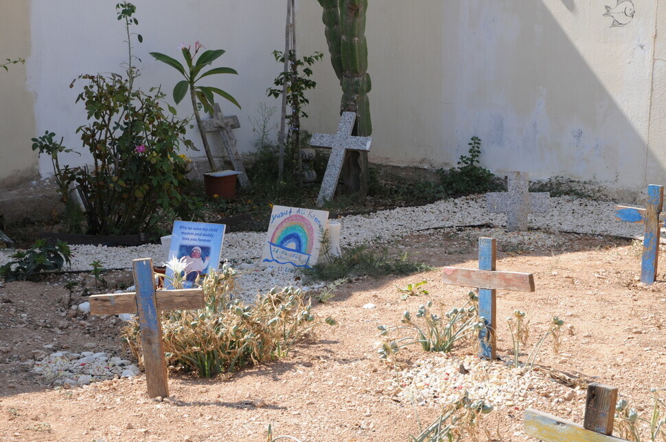 A cemetery on Lampedusa is filled with markers without names for those who died on their way to Europe. (Noh Ji-won/The Hankyoreh)