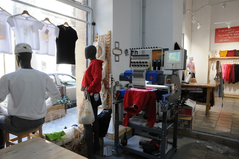 The interior of Beteyà, a clothing store managed by Don Bosco 2000 and migrants, in Siciliy’s Piazza Armerina as seen on Oct. 6. (Noh Ji-won/The Hankyoreh)