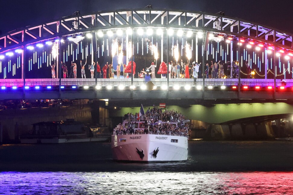 Una barcaza que transporta atletas franceses desfila por el agua hacia la plaza Trocadero en el río Sena en París, Francia, durante la ceremonia de apertura de los Juegos Olímpicos de París 2024, el día 26 (hora local).  Noticias de París/Yonhap