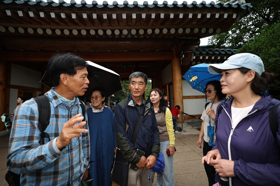 2025년 6월25일 오전 청와대 관저 앞 ‘노거수를 찾는 사람들’ 박정기 대표활동가(맨 왼쪽)와 회원들. 이종근 선임기자