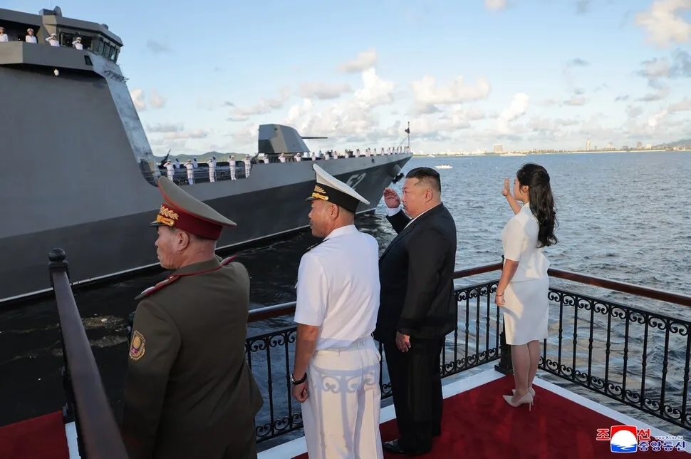 [사설] 북 새 구축함 강건함 취역, 동해 안보 위협 커진다
