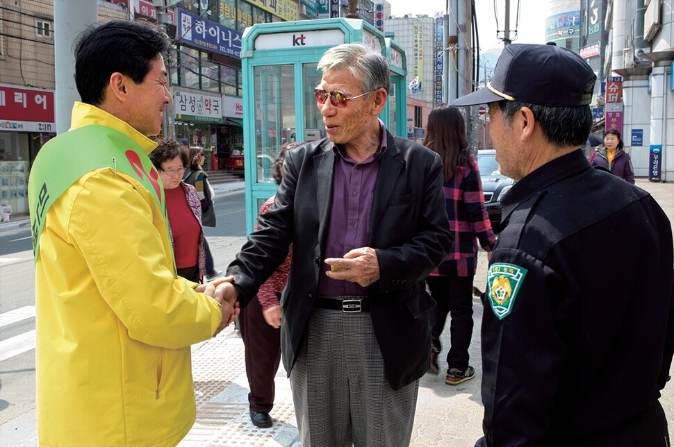 김 당선자가 부산에서 처음 도전한 2012년 총선에서 지역민과 인사를 나누고 있다. 박승화 기자