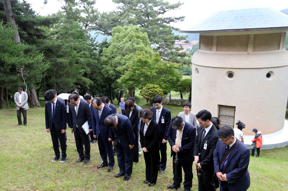 Judges from Seoul High Court have a moment of silence in front of a shrine at Sorokdo National Hospital in Goheung County