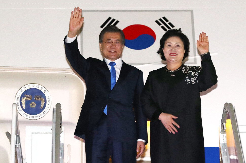 President Moon and his wife Kim Jung-sook arrive at Seognam Airport in Seoul on Sept. 22. (Yonhap News)