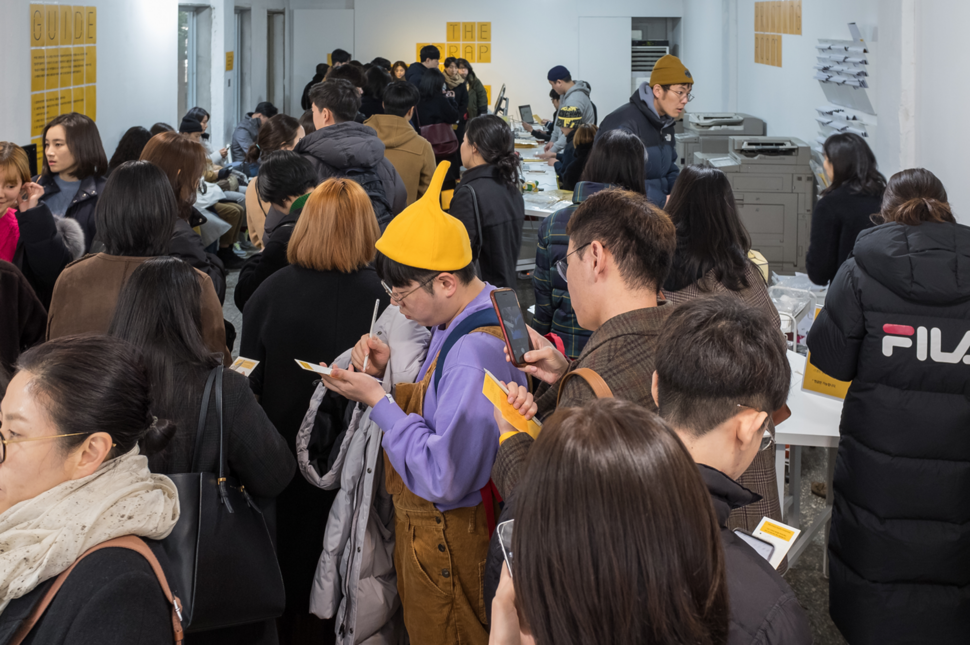 이틀 동안 1282명이 전시장을 찾아 1만510장의 사진을 샀다. 사진을 사기 위해 순서를 기다리는 관람객들.