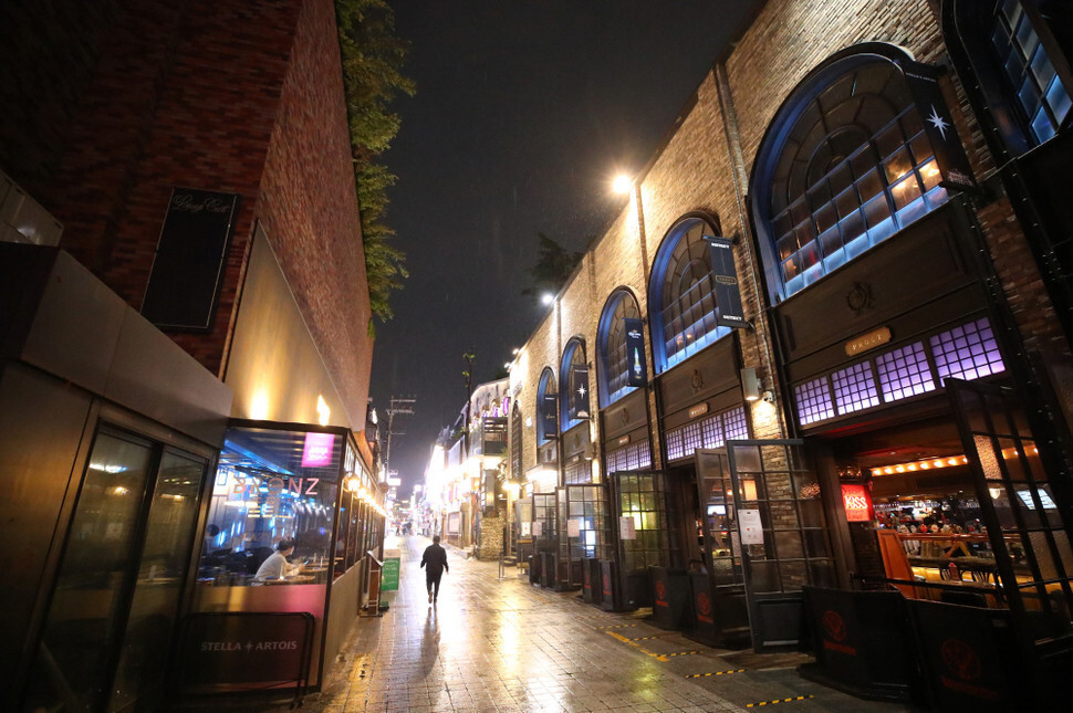 Seoul’s Itaewon clubbing district, where a confirmed COVID-19 patient recently visited at least five establishments including nightclubs and bars, is relatively empty on the evening of May 8, when the government recommended that all nightlife establishments close for a month. (Yonhap News)