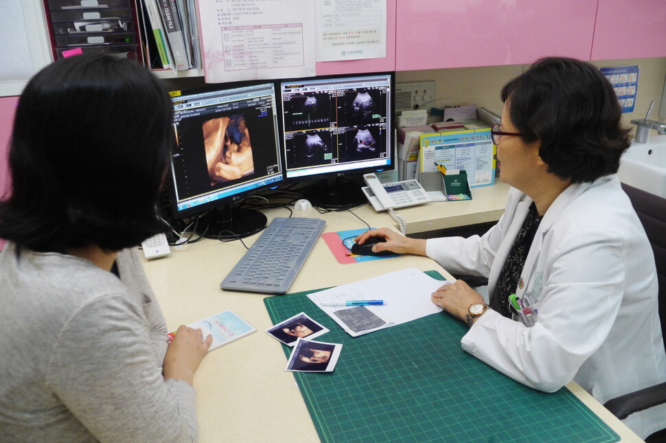 임신부가 산부인과 의사로부터 태아 초음파 사진에 대한 설명을 듣고 있다. 병원 제공