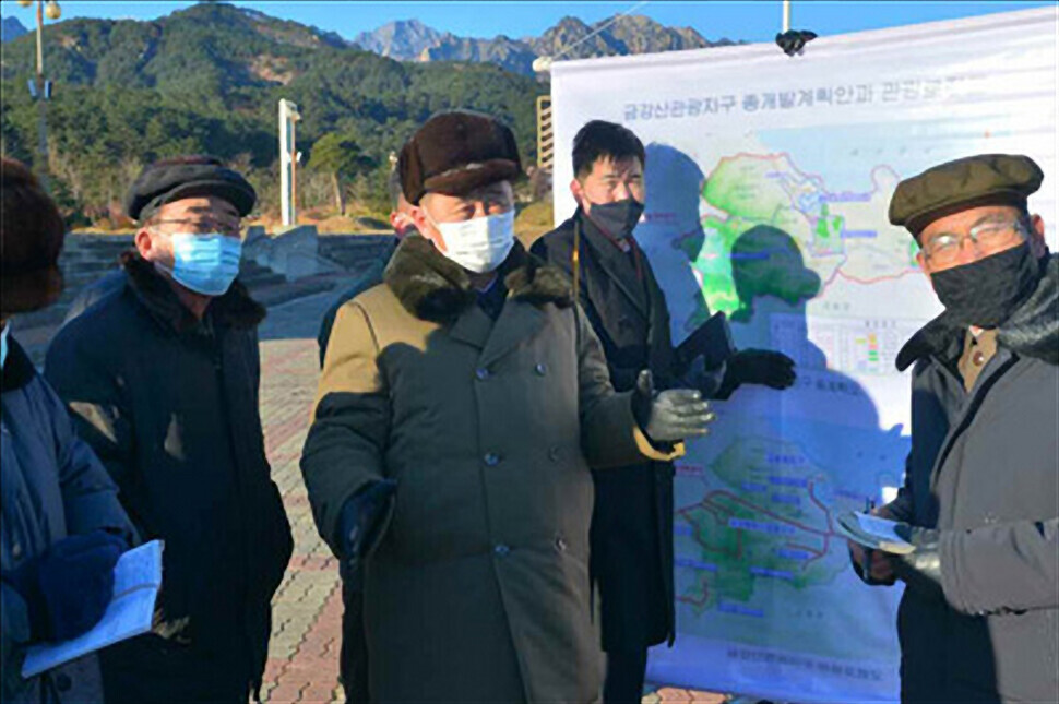 An image of North Korean Premier Kim Tok-hun inspecting Pyongyang’s tourism project at Mt. Kumgang published in the Rodong Sinmun on Dec. 20. (Yonhap News)