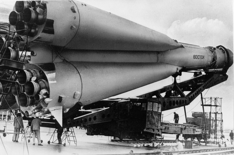 1961년 사상 최초로 인류의 우주비행에 성공한 러시아 우주선 보스토크 1호가 발사를 앞두고 발사대에 누워 있다. AP 연합뉴스