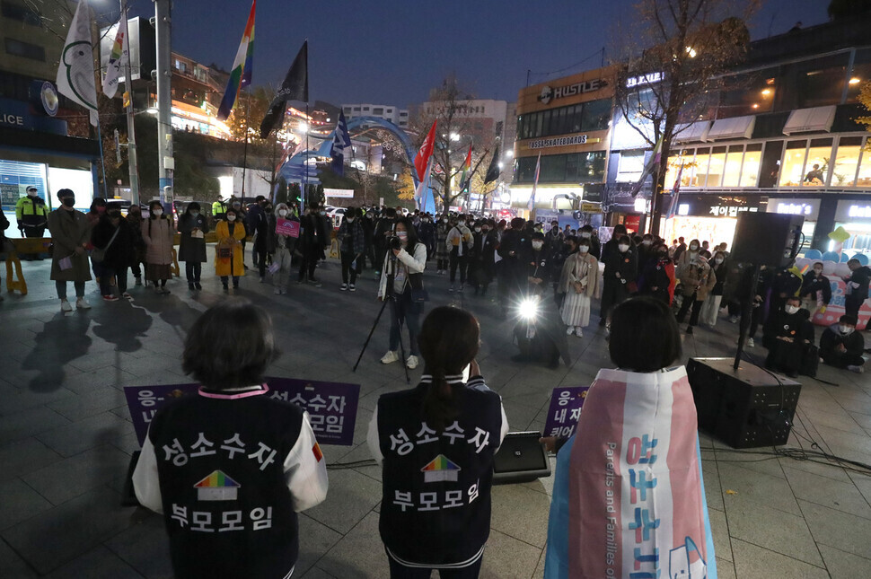 Members of Parents and Families of LGBTAIQ People in Korea speak at the march (Kang Chang-kwang/The Hankyoreh)