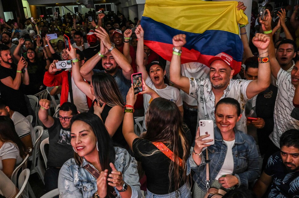 2022년 6월19일 밤(현지시각) 콜롬비아 제2도시 메데인에서 구스타보 페트로 대통령 당선자의 지지자들이 대선 결과에 환호하고 있다. ※ 이미지를 누르면 크게 볼 수 있습니다.
