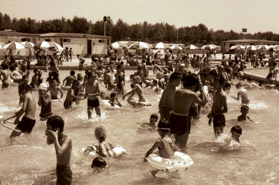 1989년 8월1일 서울 광진구 ‘뚝섬지구 노천수영장’(현 뚝섬 한강 수영장)이 개장했다. 서울기록원 제공