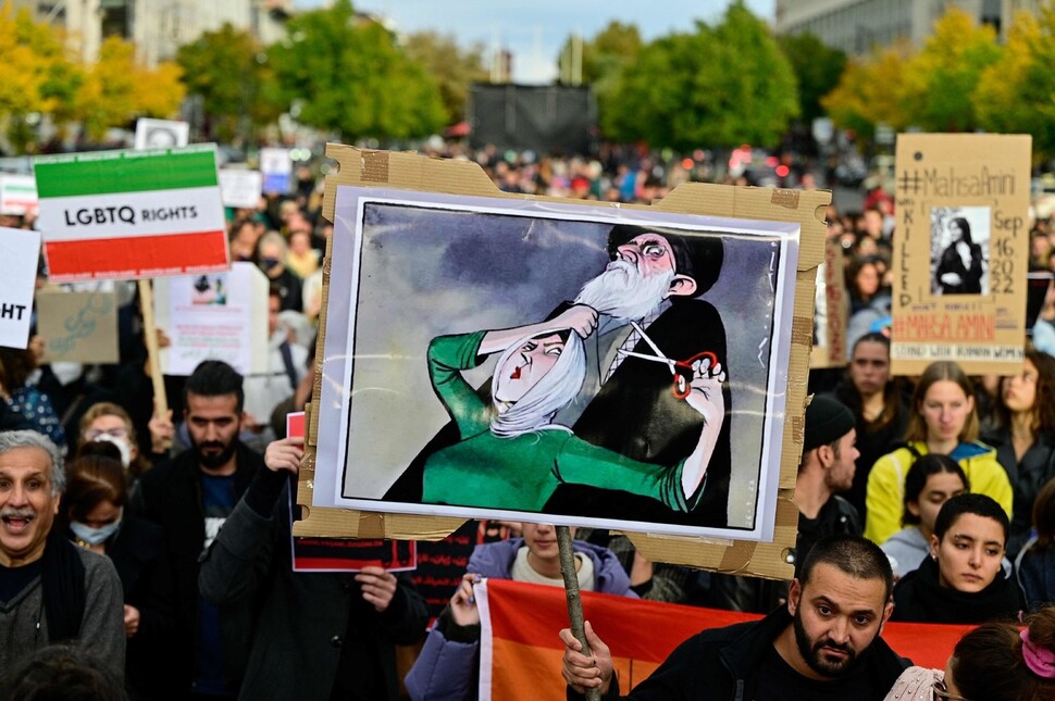 지난 28일 독일 베를린에서 이란 여성 마흐사 아미니의 죽음에 항의하는 시민들이 손팻말을 들고 있다. AFP 연합뉴스