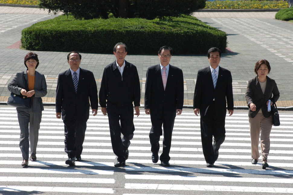 제17대 국회 개원 첫날인 2004년 5월31일, 국회에 등원하는 민주노동당 의원들. 왼쪽부터 최순영, 노회찬, 단병호, 권영길, 천영세, 심상정 의원. Ⓒ노회찬재단