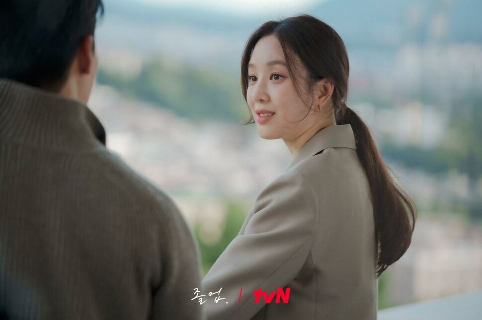 서혜진은 회사를 그만두고 입시 학원가로 뛰어들려는 이준호를 만류한다. 티브이엔(tvN) 제공.