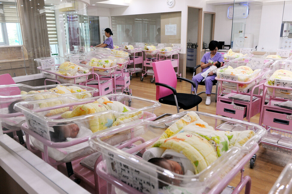 산후조리원 신생아실에서 전문 간호사와 간호조무사들이 아이들을 돌보고 있다. 송파구청 제공