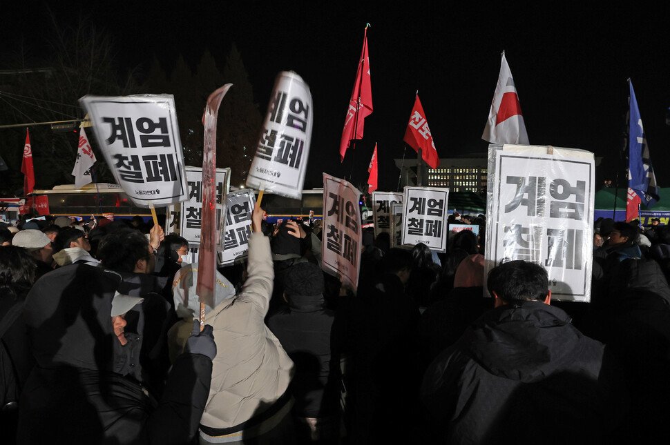 비상계엄이 선포된 4일 새벽 서울 여의도 국회 앞에서 시민들이 계엄해제 등을 요구하고 있다. 이종근 선임기자