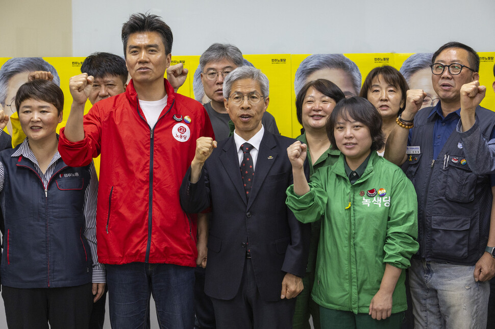 민주노동당 권영국 대선후보를 비롯한 사회대전환 선거대책위원들이 2025년 6월4일 서울 구로구 민주노동당 당사에서 열린 제21대 대선 결과 입장 발표 기자회견을 마친 뒤 기념 촬영을 하고 있다. 연합뉴스