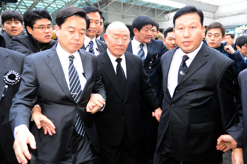 Ex-president Chun Doo-hwan after attending the funeral of former president Kim Young-sam in Nov. 2015. (photo pool)