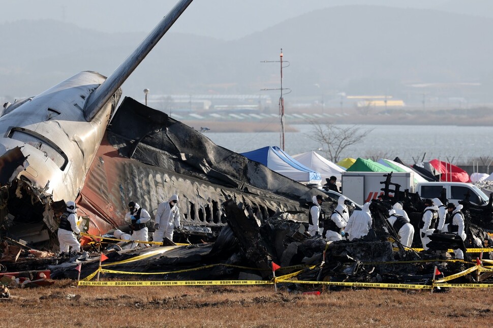 2024년 12월31일 오전 전남 무안국제공항 제주항공 참사 현장에서 과학수사대가 유류품 등을 수색하고 있다. 류우종 기자