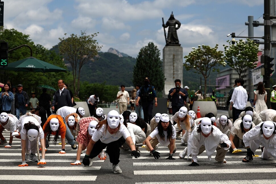 제26회 ‘세계 생물다양성의 날’인 2025년 5월22일 오전 서울 종로구 광화문광장 이순신 동상 앞에서 시민 35명과 전문 무용수 12명 등 총 47명이 다섯 팀으로 나뉘어 ‘자연의 권리’를 몸짓으로 표현하는 ‘공생2’를 선보였다. 공연을 마친 참가자들은 동물의 권리 또한 안전하게 보호받아야 함을 알리기 위해, 세종로 네거리 횡단보도를 네 발로 건너는 행위극도 펼쳤다. 2024년에 이어 두 번째로 열린 이번 행사는 국내 보호 지역과 동식물에 법인격(권리능력)을 부여하고 인간과 더불어 안전하게 살아갈 기반을 마련하자는 취지로 기획됐다.