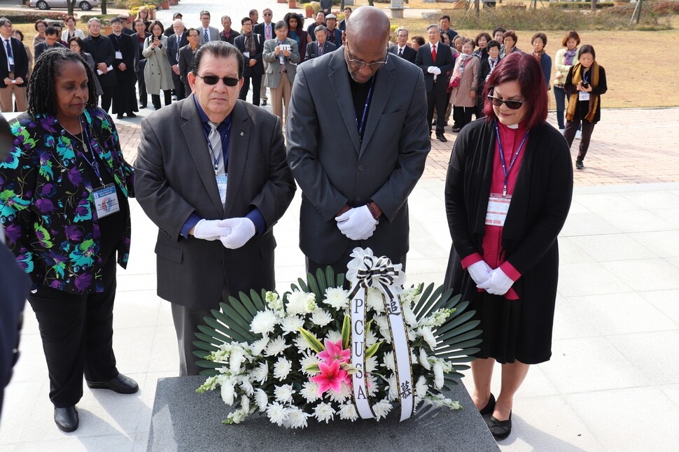 Reverend Dr. J. Herbert Nelson II, General Assembly Stated Clerk of the Presbyterian Church USA and others lay a wreath at a memorial to the victims of the Nogeun-ri massacre at the Nogeun-ri Peace Park on Nov. 2. (by Oh Yoon-ju, Cheongju correspondent)