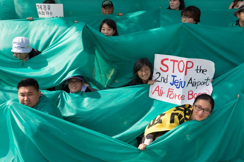 제주 제2공항 건설에 반대하는 제주도민과 시민단체 회원들이 10월17일 서울 세종로공원에서 ‘평화의 섬’ 제주를 상징하는 퍼포먼스를 하고 있다. 박승화 기자