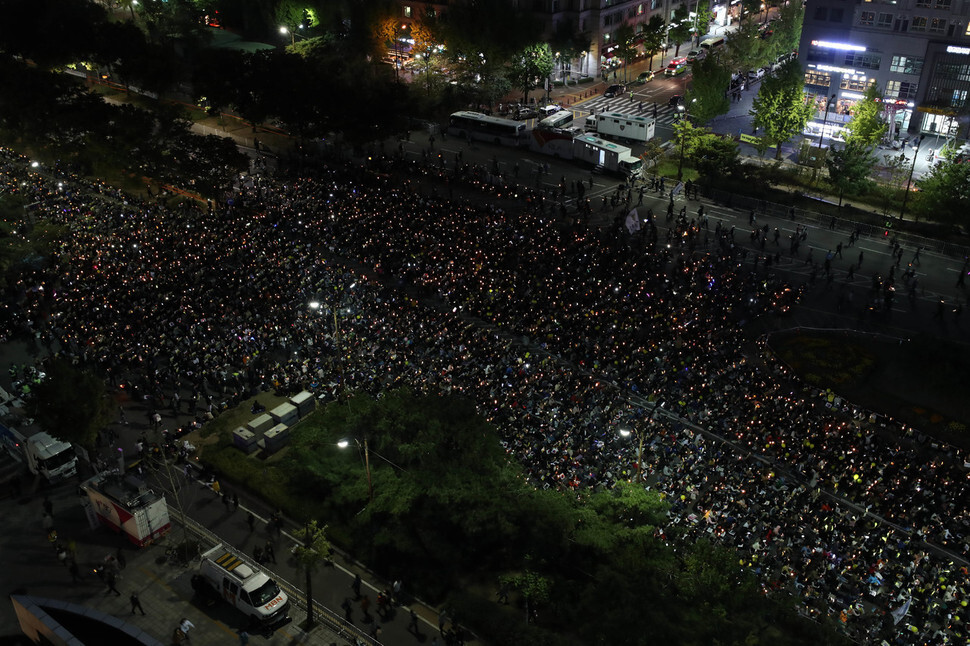 Civic groups hold the 10th candlelight rally for prosecutorial reform in front of the National Assembly in Seoul on Oct. 19. (Kim Jung-hyo, staff photographer)