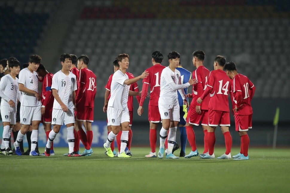 The South and North Korean national football teams greet each other in Pyongyang’s Kim Il-sung Stadium for a 2022 World Cup qualifier on Oct. 15. (provided by the KFA)
