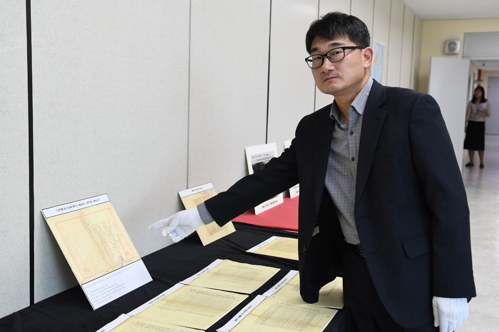 Noh Yeong-jong, a researcher at the National Archives of Korea, explains the details of records pertaining to the forced mobilization of Korean laborers during the Japanese colonial occupation.