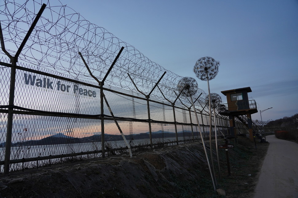 Part of the DMZ Peace Trail that stretches from Daemyeong Port to Munsu Fortress. (photos by Park Kyung-man)