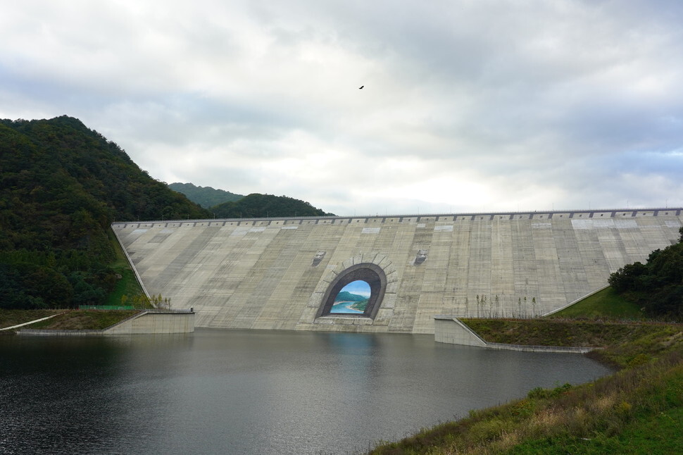The “Peace Dam” built in 1987 Donchon Village, Hwacheon County, Gangwon Province, during the Chun Doo-hwan administration.
