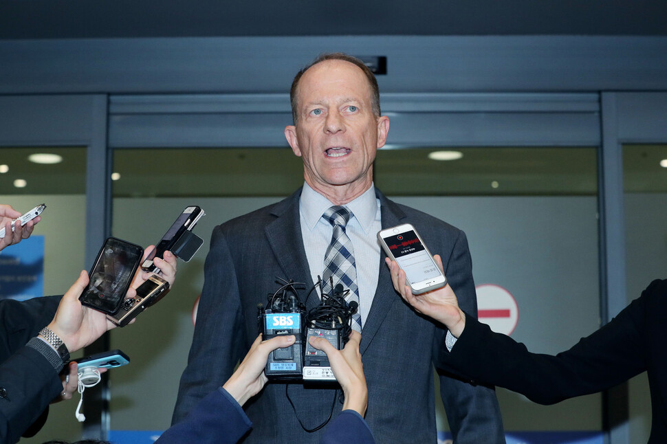 Assistant Secretary of State David R. Stilwell arrives at Incheon International Airport on Nov. 5. (Yonhap News)