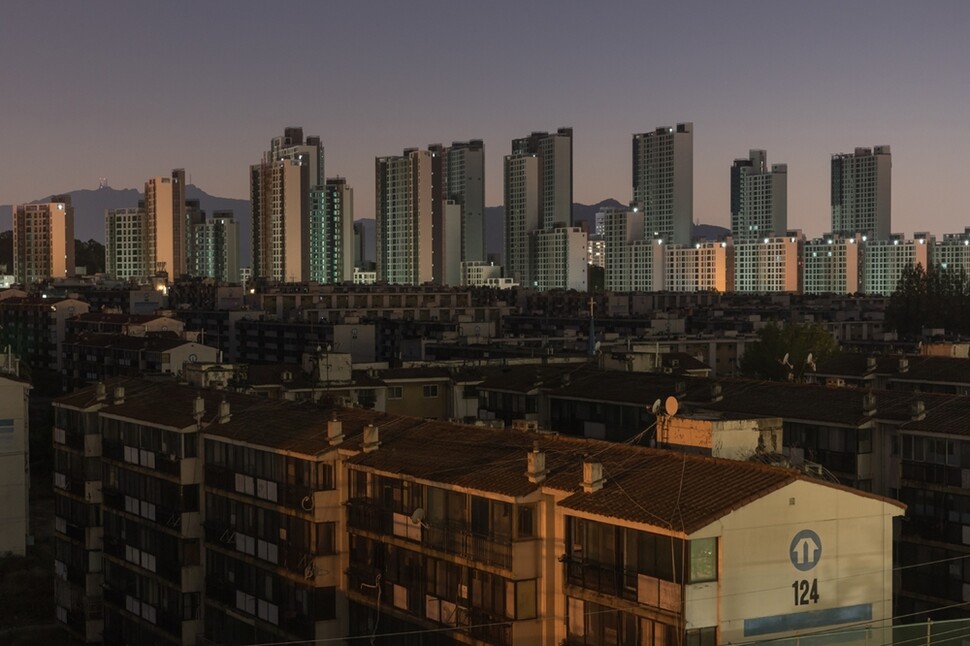 서울 강남구 개포동 주공아파트 1단지의 밤 풍경. 1982년 분양된 5040가구의 저층 대단지 아파트였다. 올해 초 재건축을 앞두고 주민들이 모두 떠나 불빛이 없다. 멀리 예전 시영아파트 자리에 들어선 고층 아파트는 재건축이 마무리돼 입주를 기다리고 있다.