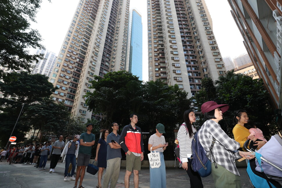 홍콩 구의원 선거가 실시된 11월24일 오후(현지시각) 홍콩 코즈웨이베이 주민문화센터 투표소 앞에 유권자들이 투표하기 위해 길게 줄지어 기다리고 있다. 한겨레 김봉규 기자