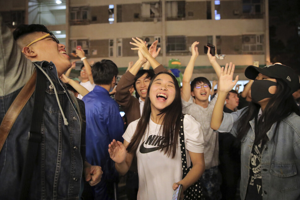 범민주 진영 후보를 지지하는 홍콩 시민들이 11월25일 이른 아침 친중파 정치인 주니어스 호가 홍콩 지방선거에서 의석을 잃은 것으로 개표 결과가 발표되자 환호하고 있다. 홍콩 유권자 294만여 명이 투표에 참여해 역대 선거에서 최고치인 71.23% 투표율을 기록한 이번 선거에서, 시민들은 86%의 의식을 범민주 진영에 몰아줘 민주화 열망을 보여줬다.