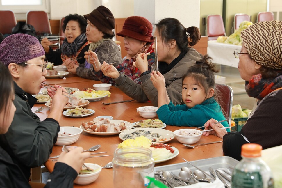 김장 나눔에 참여한 이들이 함께 점심을 먹고 있다.