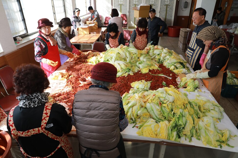 민주화실천가족운동협의회 어머니들이 11월29일 인천 동구 도화동성당에서 절인 배추 700여 포기에 김칫소를 넣고 있다. 