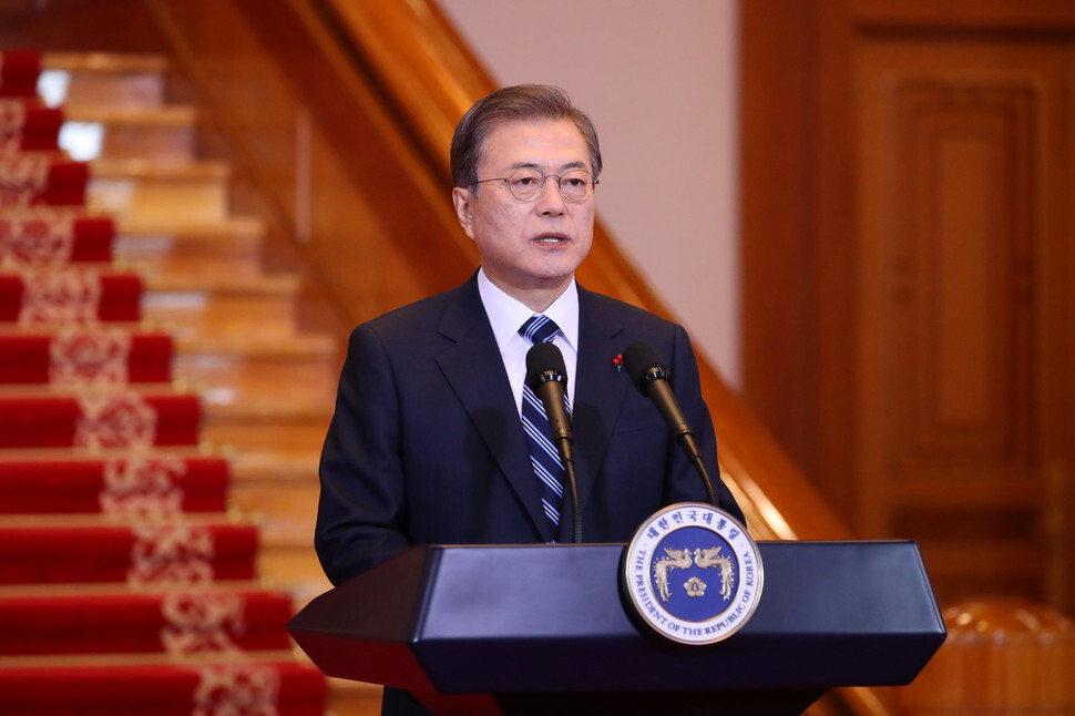 South Korean President Moon Jae-in gives his New Year’s address at the Blue House on Jan. 7. (Yonhap News)