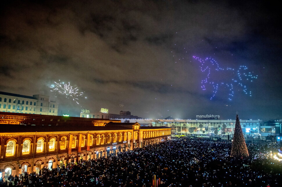 1월1일 폴란드 로츠에서 열린 새해 축하 행사. 하늘의 별자리는 드론에 조명장치를 달아 만들었다.