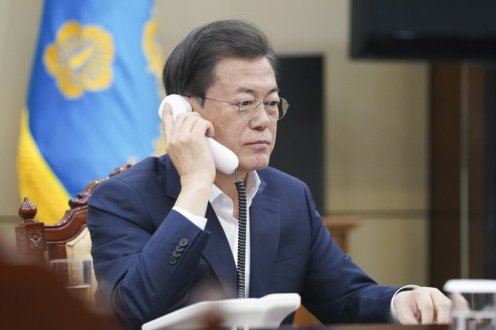 South Korean President Moon Jae-in takes a phone call with Spanish Prime Minister Pedro Sánchez at the Blue House on Mar. 24. (provided by the Blue House)
