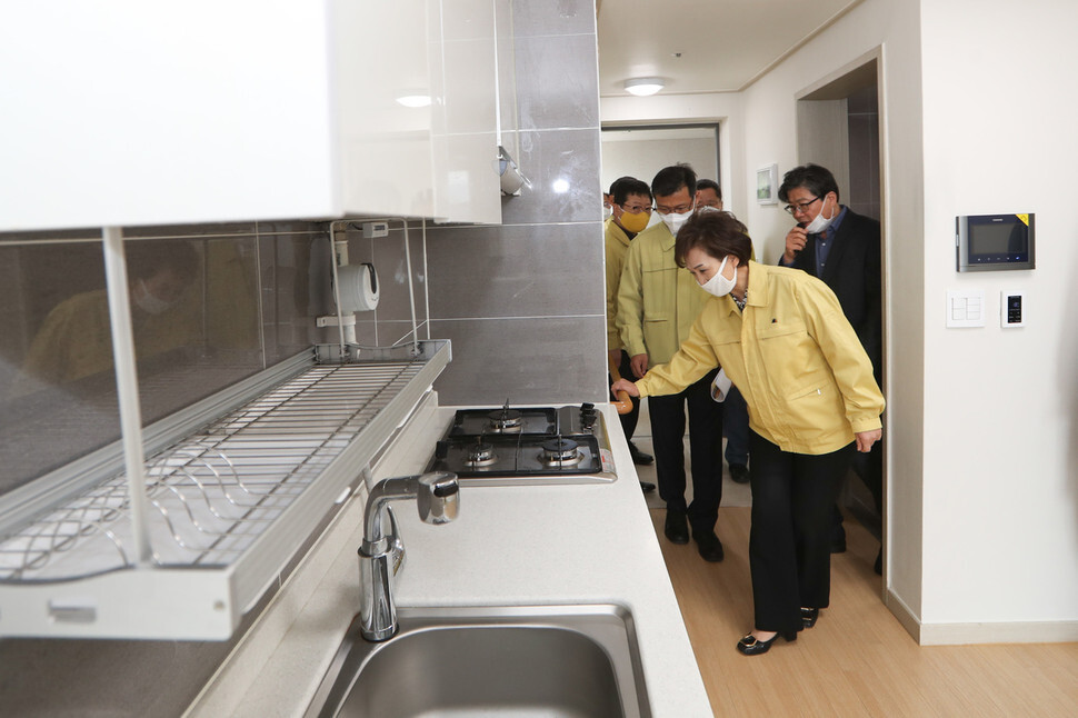 Minister of Land, Infrastructure and Transport Kim Hyun-mee inspects a senior citizen welfare residence in Jangseong, South Jeolla Province, on Apr. 1. (provided by the Ministry of Land, Infrastructure and Transport)