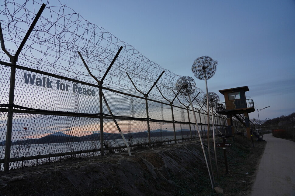 A barbed wire fence along the DMZ near Gimpo, Gyeonggi Province. (Park Kyung-man, North Gyeonggi correspondent)